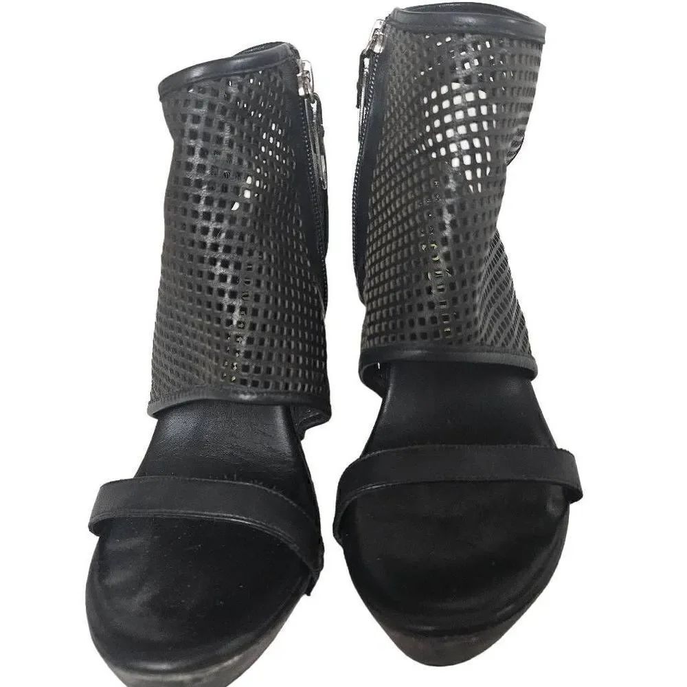 Juicy couture heels for women
